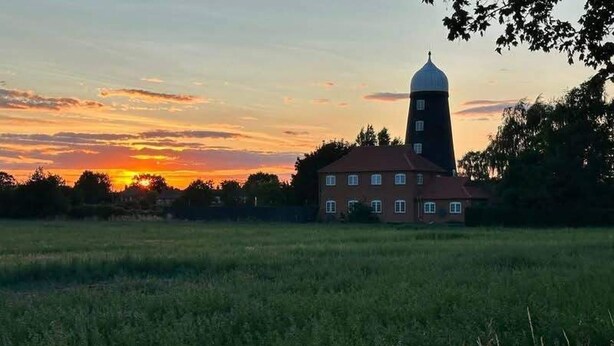 A rural landscape with a house and a silo. - House Sleeps 4 With Parking and Garden (Newark)