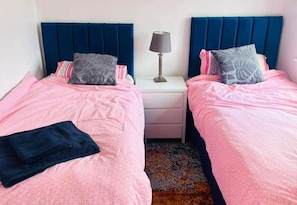 2 bedrooms, free WiFi, bed sheets - House Sleeps 4 With Parking and Garden (Newark)