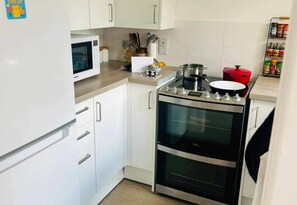 Fridge, microwave, oven, stovetop - House Sleeps 4 With Parking and Garden (Newark)