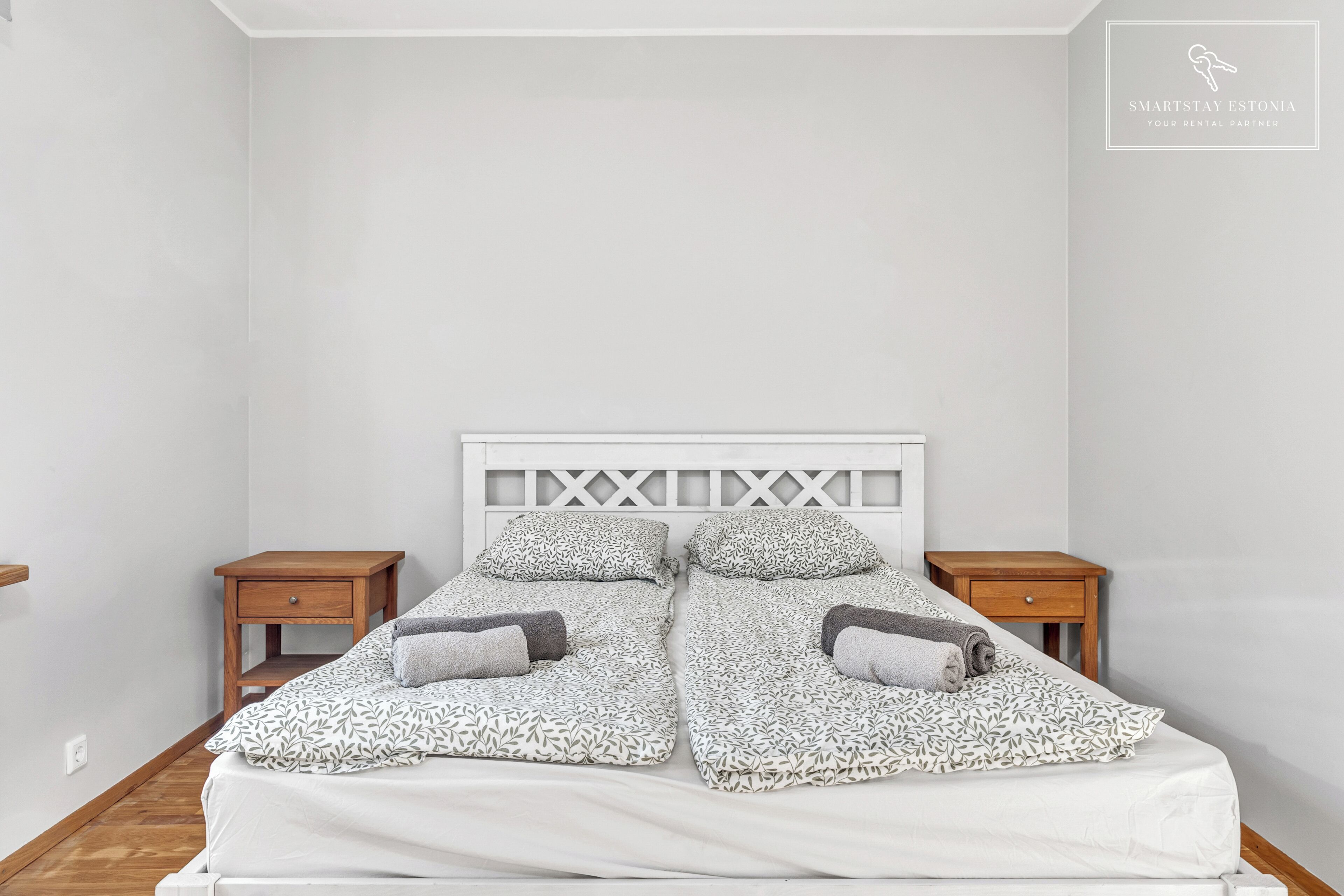 Tabla de planchar con plancha, wifi gratis, ropa de cama