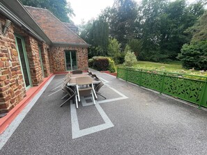 Outdoor dining - Vrbo Property (Bernay)
