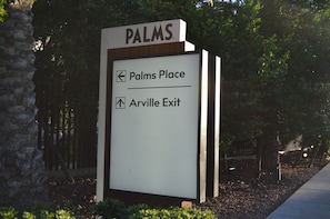 A sign with 'PALMS' at the top, pointing to 'Palms Place' and 'Arville Exit' with directional arrows. - Cozy Studio in Hotel in Fabulous Las Vegas with Jetted Bathtub (Las Vegas)