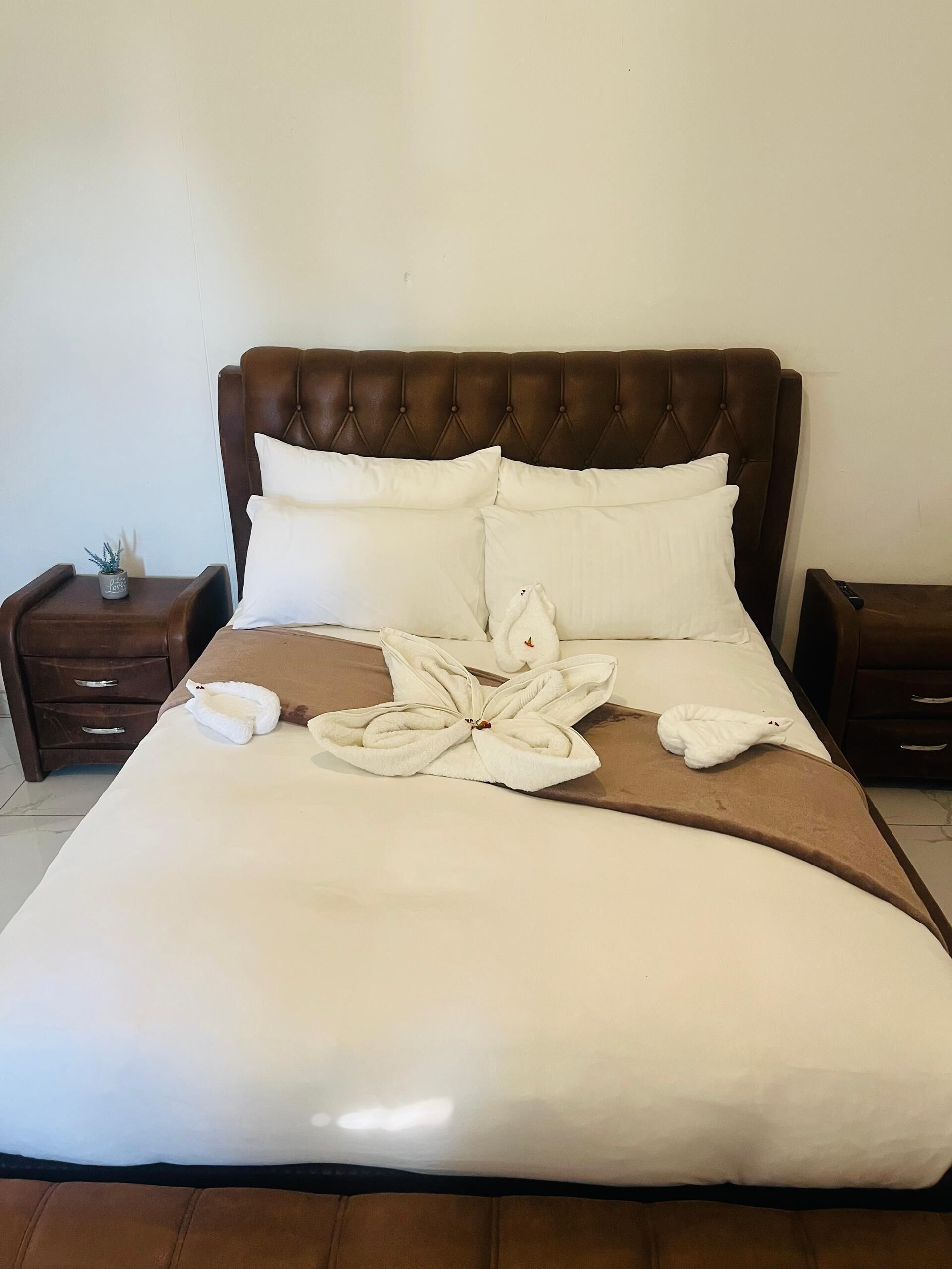 Habitación doble estándar | Escritorio, wifi gratis, decoración personalizada y muebles diferentes 