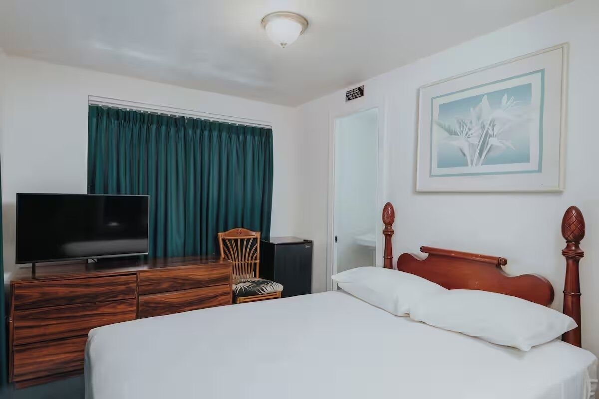 Everything You Need For A Great Stay! Outdoor Pool, Pets Are Welcome Here! - Honolulu, HI