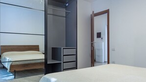5 Schlafzimmer, Bügeleisen/Bügelbrett