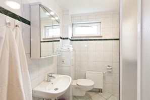 Bathroom - Vrbo Property (Klink (Müritz/Kölpinsee))