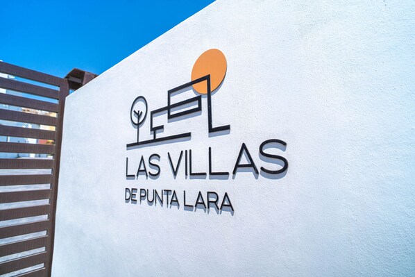 A sign with the text 'EL LAS VILLAS DE PUNTA LARA' on a white wall. - Villas de Punta Lara 18 by Casasol (Nerja)
