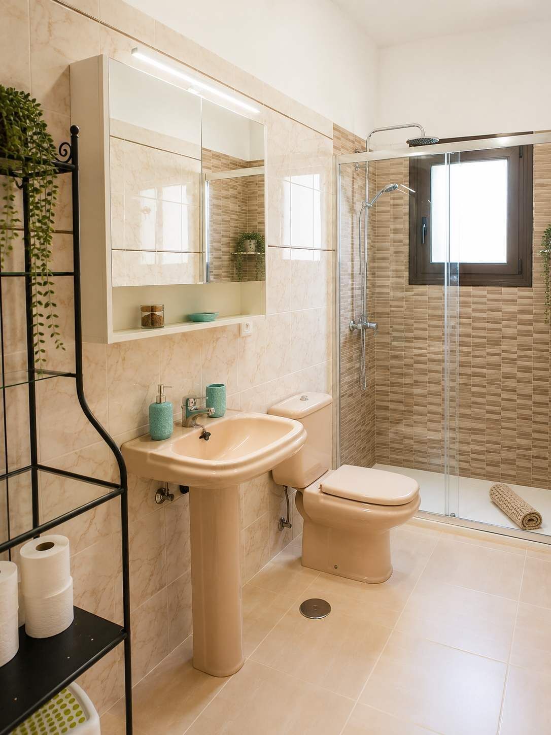 Une salle de bain avec un lavabo, des toilettes et une douche.