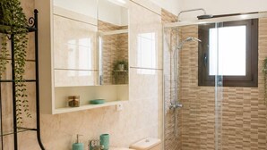 A bathroom with a sink, toilet, and shower. - Casa del Parque Tacoronte Centro (Tacoronte)
