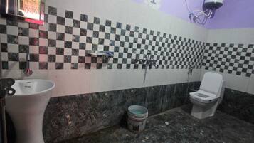 Quadruple Room | Bathroom | Shower, soap, shampoo