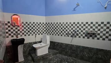 Familiekamer | Badkamer | Een douche, gratis toiletartikelen, zeep, shampoo