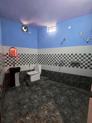 Familiekamer | Badkamer | Een douche, gratis toiletartikelen, zeep, shampoo
