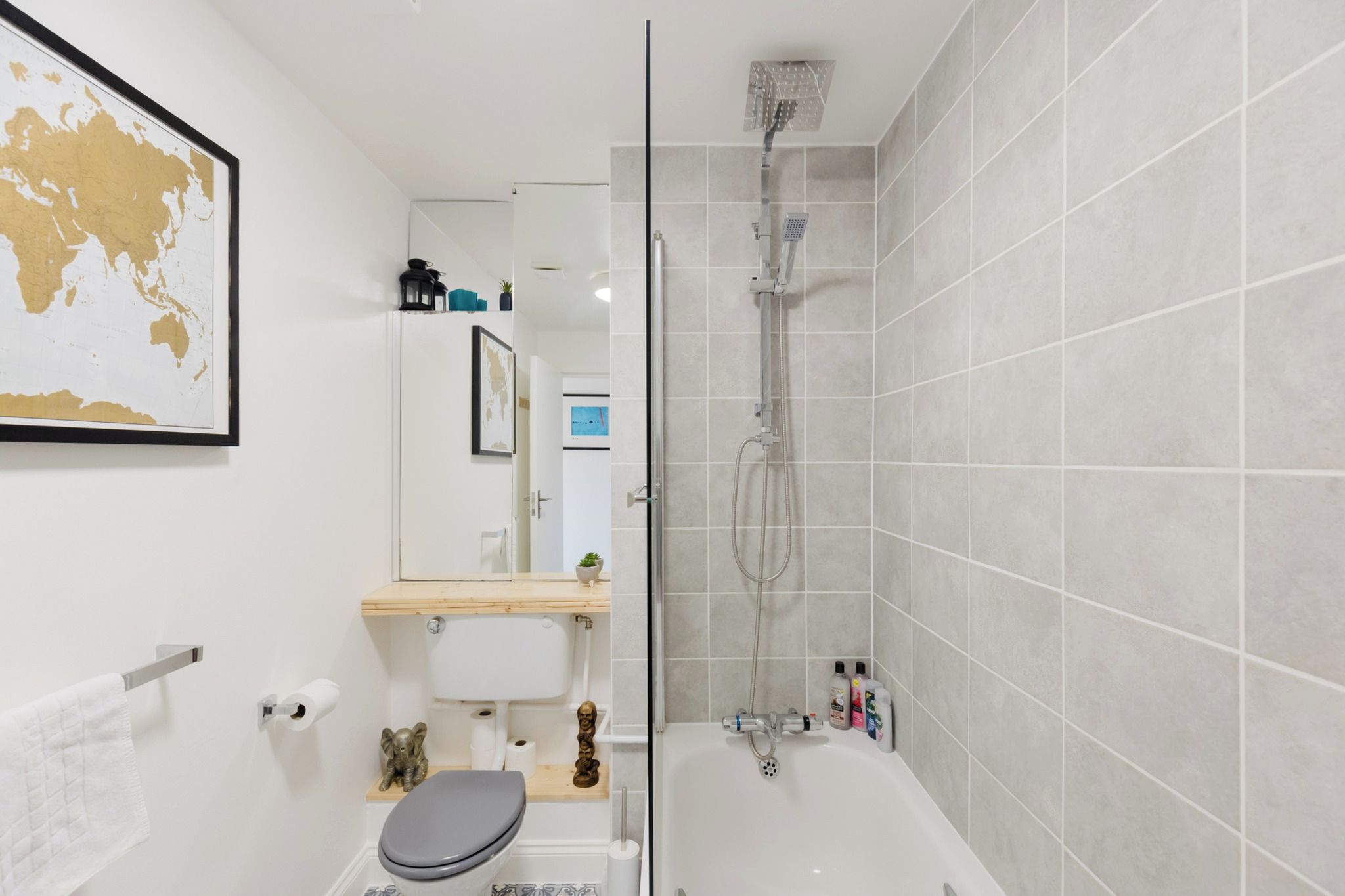 Une salle de bain moderne équipée de toilettes, d’un lavabo et d’une zone douche.