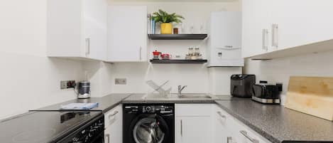 Fridge, oven, stovetop, electric kettle