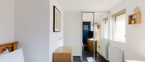 1 chambre, fer et planche à repasser, accès Internet, draps fournis