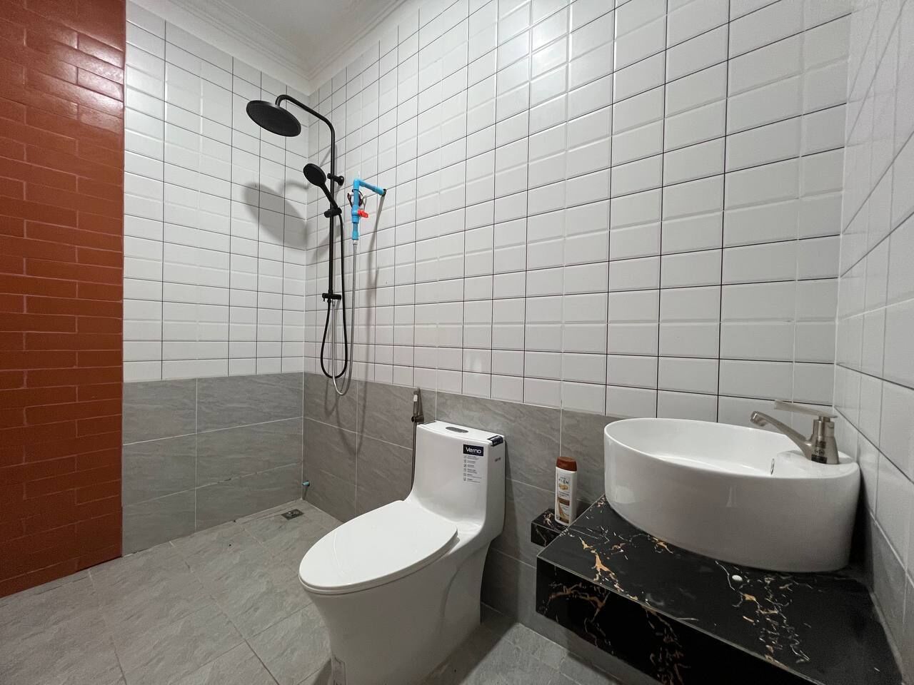 Shower, free toiletries, towels, soap