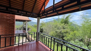 Un balcón con vista a un paisaje montañoso.