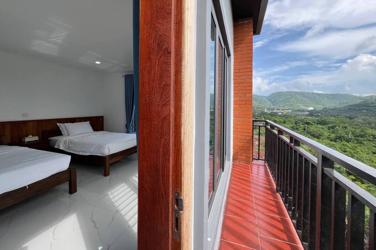 Habitación triple superior, vista a la colina | Escritorio y wifi gratis