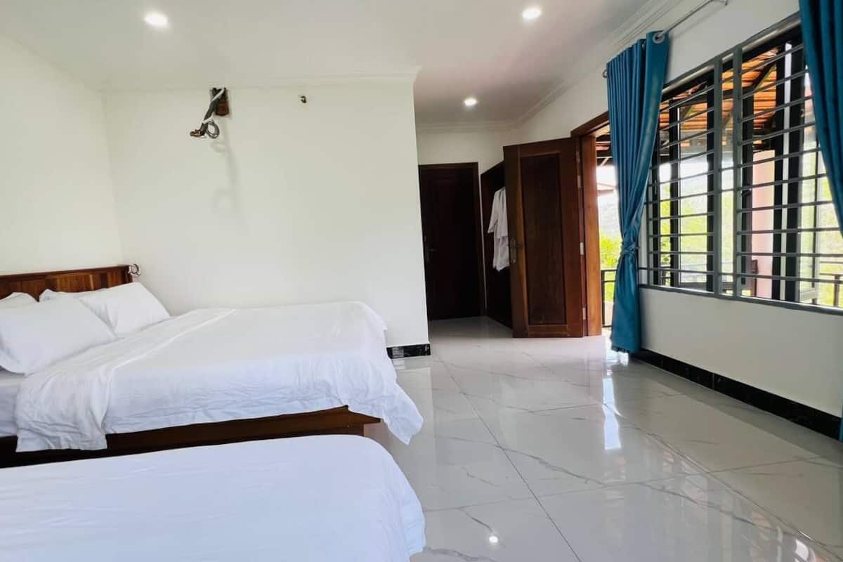 Habitación triple superior, balcón, vista a la colina | Escritorio y wifi gratis
