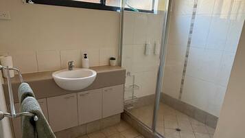 Room, 1 Bedroom | Bathroom