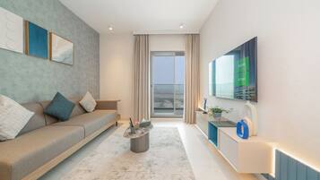 Superior-Apartment, 1 Schlafzimmer, Stadtblick | Wohnbereich | 55-Zoll-Flachbildfernseher mit Kabelempfang, Netflix, Streaming-Dienste