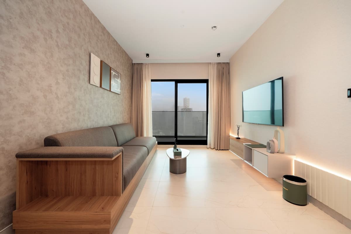 Apartamento premium, 2 quartos, vista para a cidade | Área de estar | TV de tela plana 55 polegadas com canais a cabo, Netflix