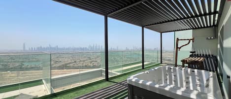 Penthouse de lujo, 3 habitaciones, vista a la ciudad | Terraza o patio