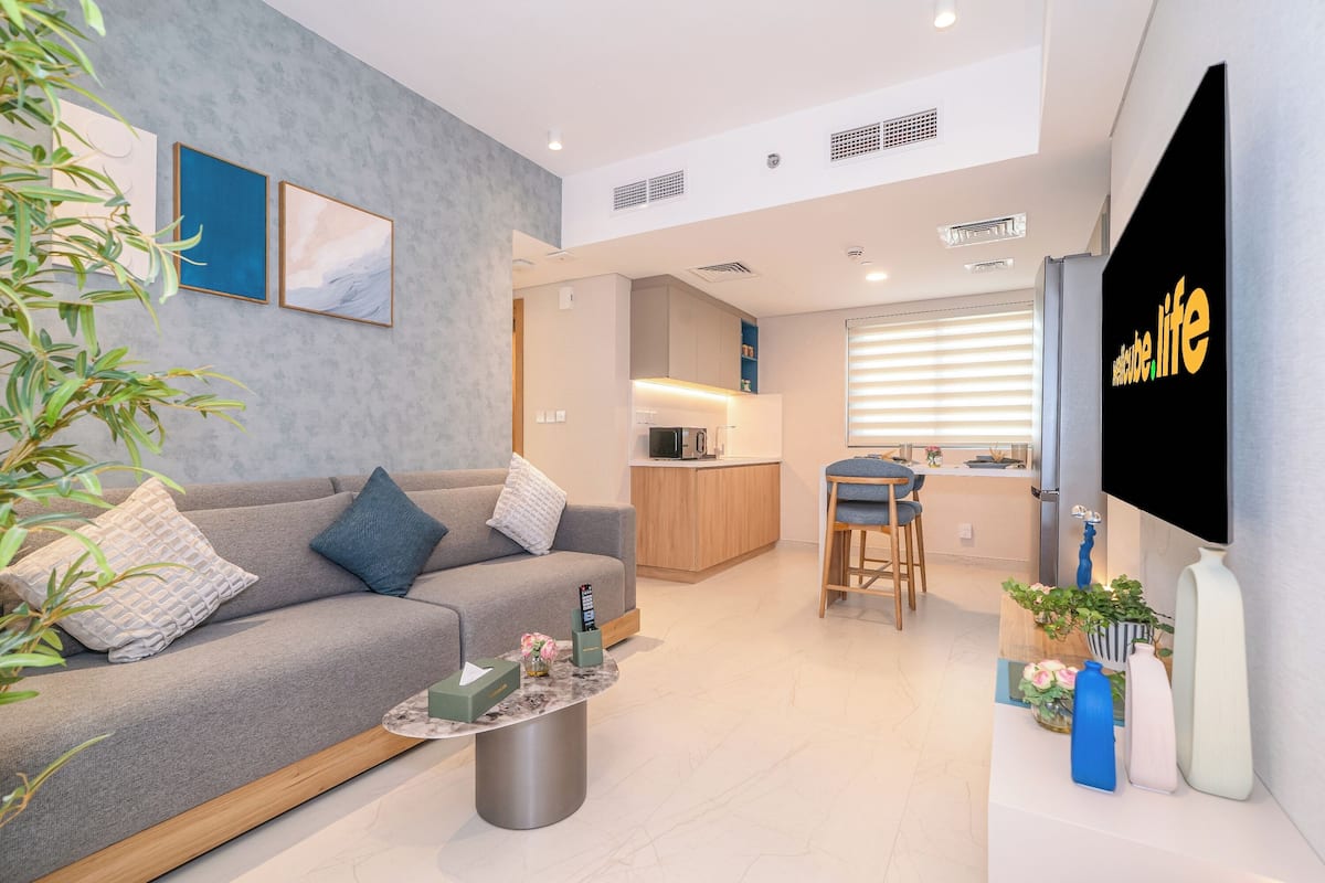 Apartamento superior, 2 quartos, vista para a cidade | Área de estar | TV de tela plana 55 polegadas com canais a cabo, Netflix