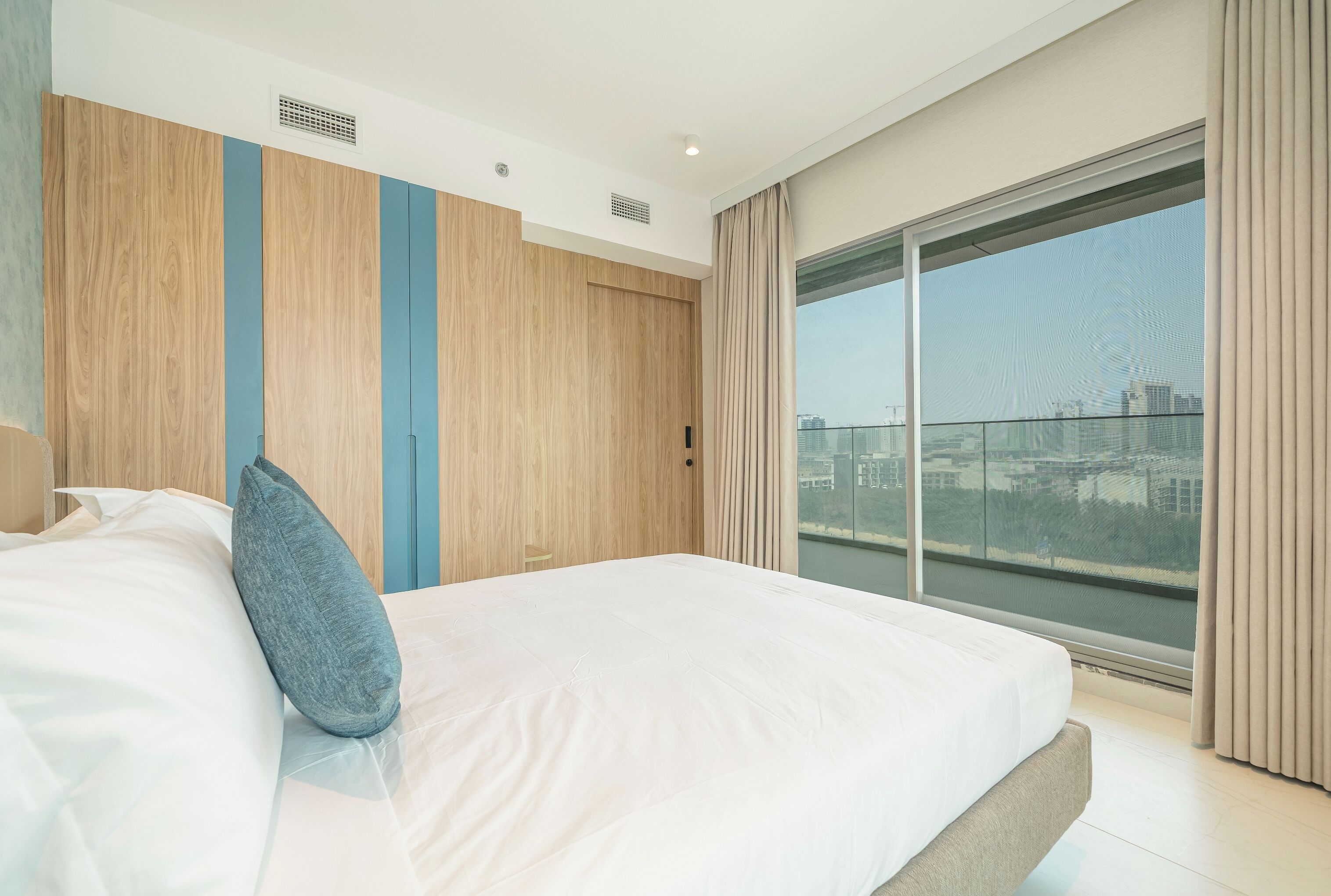 Deluxe-Apartment, 1 Schlafzimmer, Balkon, Stadtblick | Bügeleisen/Bügelbrett, kostenloses WLAN, individuell dekoriert