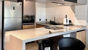 Private kitchen - 1 bedroom apartment with splendour at Diamond in the City (Accra)