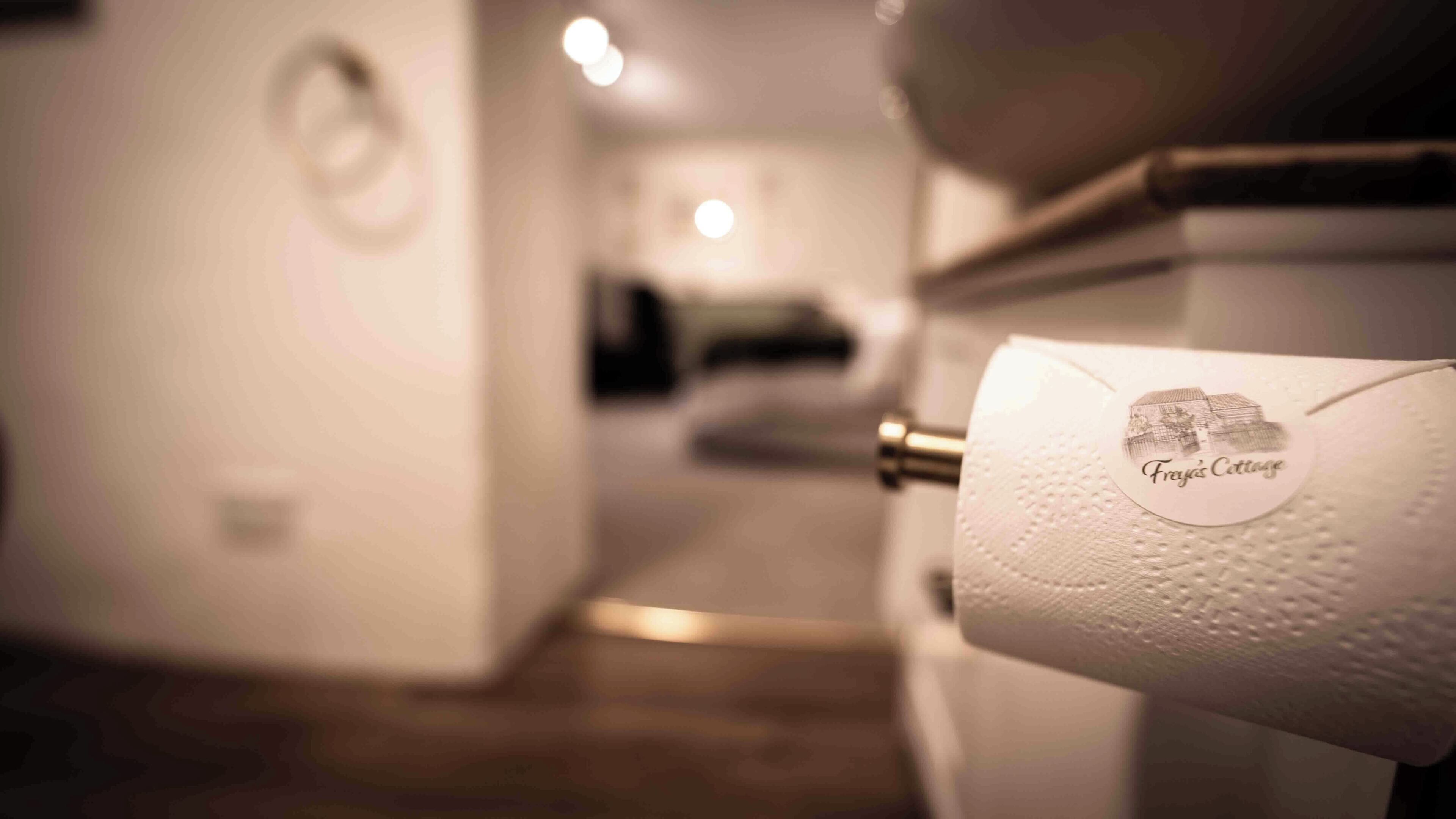 Un rollo de papel higiénico con una etiqueta que dice 'Fryja's Cottage'.