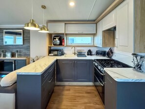 Private kitchen - Swift Bordeaux Escape - UKC9640 (Towyn)