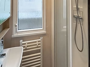 Towels - Swift Bordeaux Escape - UKC9640 (Towyn)