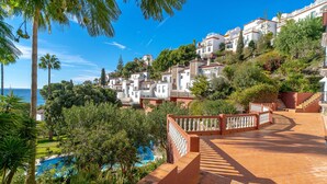 A hillside residential area with terraced houses, a swimming pool, and a clear view of the sea. - Vistas del Mar by Casasol (Nerja)