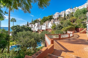 A hillside residential area with terraced houses, a swimming pool, and a clear view of the sea. - Vistas del Mar by Casasol (Nerja)