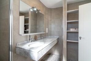 A modern bathroom with two sinks, a large mirror, and a shower area. - Villa Andalucía Esplendor by Casasol (Nerja)