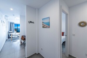 2 Schlafzimmer, kostenlose Babybetten, Bettwäsche