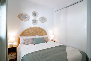 1 Schlafzimmer, kostenlose Babybetten, Bettwäsche
