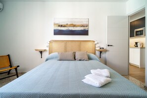 1 Schlafzimmer, kostenlose Babybetten, Bettwäsche