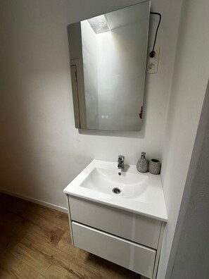 Bathroom - Stylish 3BR Apt in Central Ghent (Gent)