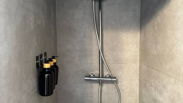 Basic Apartment | Bathroom