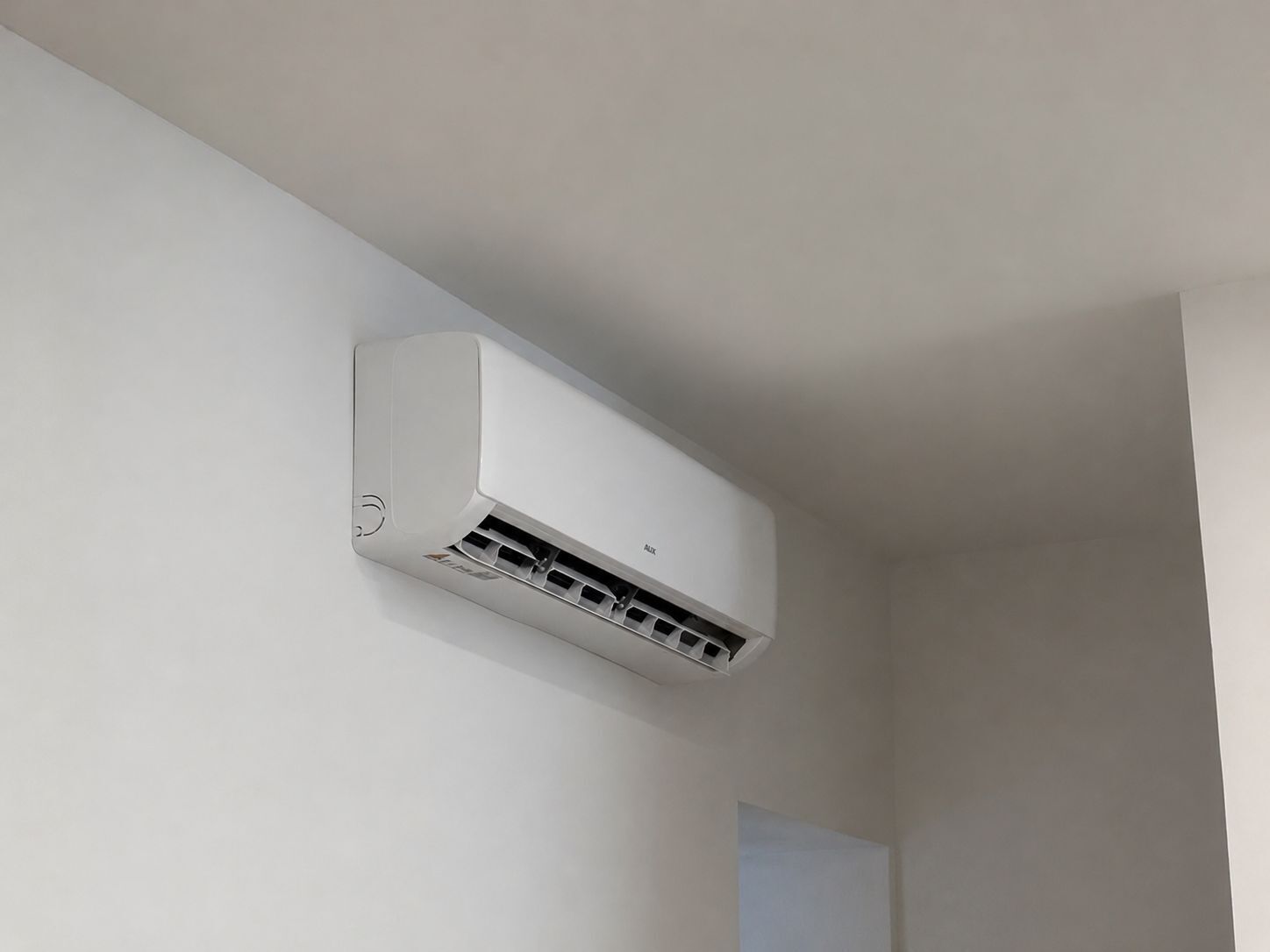 Un appareil de climatisation blanc fixé au mur.