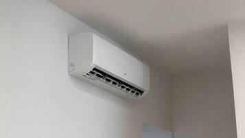 Un appareil de climatisation blanc fixé au mur.