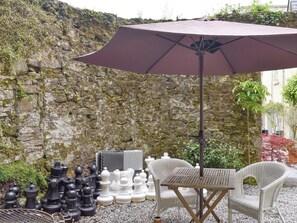 A chessboard set on a gravel surface with a stone wall in the background. - 1 bedroom accommodation in Wadebridge (Wadebridge)