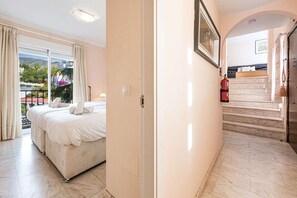 2 Schlafzimmer, kostenlose Babybetten, Bettwäsche