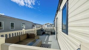 Un'area residenziale con diverse case mobili, una tettoia e cielo sereno.