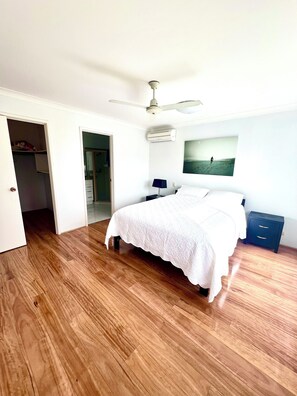 3 habitaciones, tabla de planchar con plancha, wifi y ropa de cama