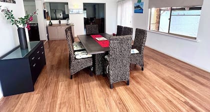 Sleeps 6+ Cervantes Coastal Escape | Close to Beaches, Pinnacles & Wildflowers
