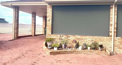 Sleeps 6+ Cervantes Coastal Escape | Close to Beaches, Pinnacles & Wildflowers
