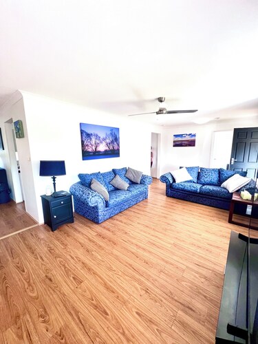 Sleeps 6+ Cervantes Coastal Escape | Close to Beaches, Pinnacles & Wildflowers